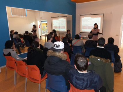 Sessió informativa celebrada a l'Escorxador sobre el programa 'Joves per l'Ocupació 2015'