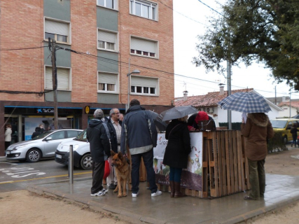 Punt informatiu i d'entrega de cubells, plaça de la Sardana.
