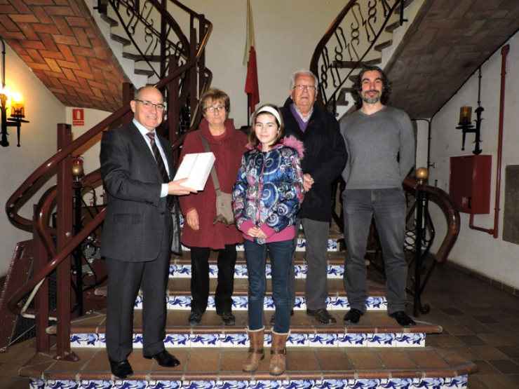 Veí de Palau-solità i Plegamans premiat en el sorteig de la campanya sobre la factura sense paper, acompanyat de la seva dona i la seva neta i els senyors Manyosa i Tinoco. Imatge del Departament de Comunicació i RRPP de CASSA.