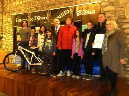 Bona part dels premiats en el Concurs de Dibuix de CASSA.