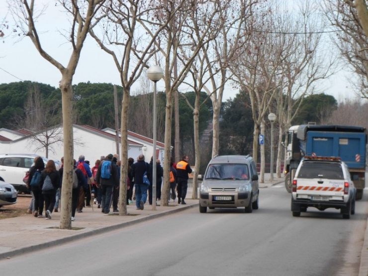 El grup, enfilant la Carrerada cap a Can Riera, acompanyats dels voluntaris de Protecció Civil.