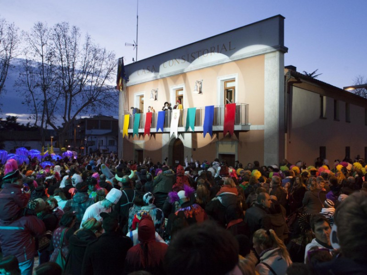 La plaça de la vila, plena de gom a gom en finalitzar la Rua de Carnestoltes.