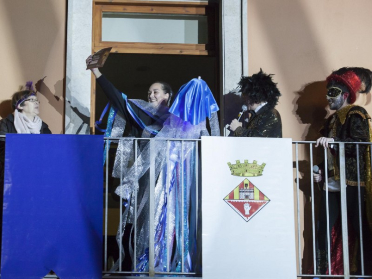 Una representant de la comparsa perill de Can Cladellas recull el premi.