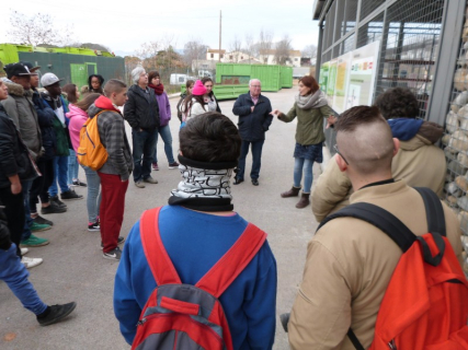 Els alumnes del PQPI visiten l'exposició dels plafons i escolten les explicacions de les tècniques especialistes i el regidor Sánchez.