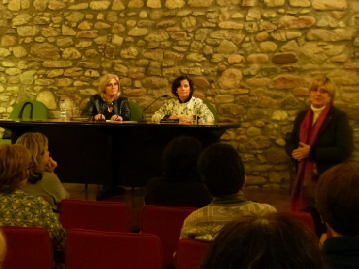 Teresa Padrós dedica unes paraules al públic en la cloenda de la xerrada sobre la menopausa.