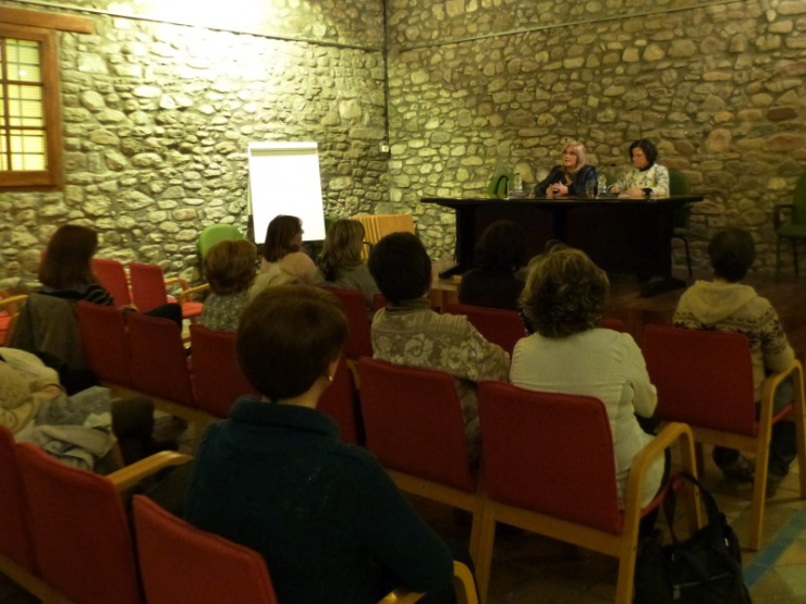 La regidora Carmen Cabeza i la llevadora M. Dolors Muñoz inicien la xerrada sobre la menopausa.