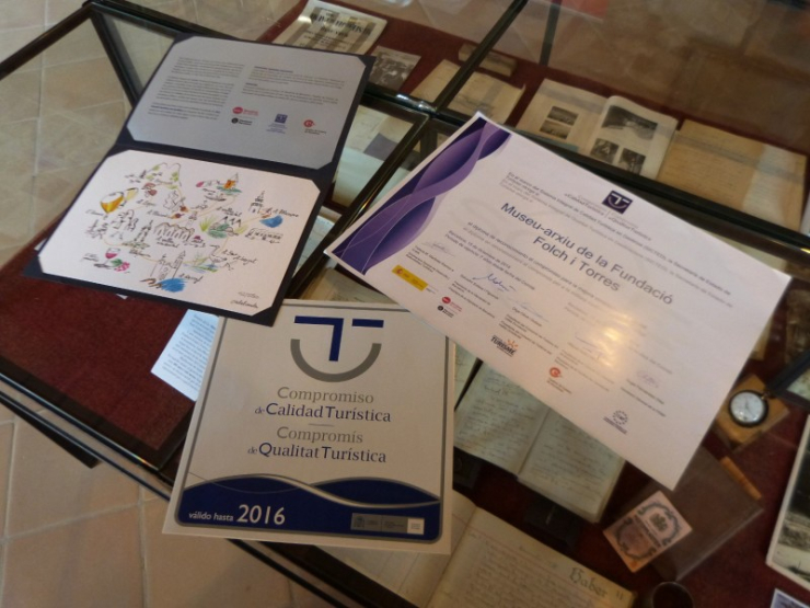 Diploma, segell i il·lustració del distintiu SICTED atorgat a la Fundació Folch i Torres.