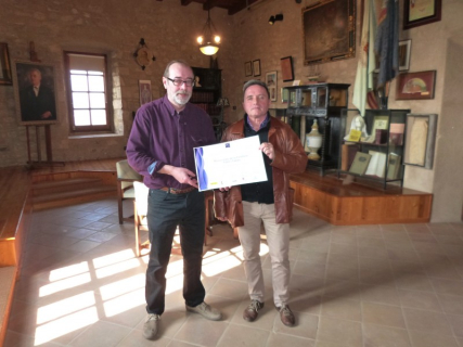 Lluís Folch, dr. de la Fundació Folch i Torres, rep el distintiu SICTED de qualitat turística de mans del regidor Miquel Rovira.