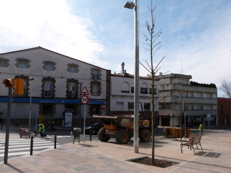 Nova placeta creada al pg. de la Carrerada, amb bancs i la plantació de dos arbres.