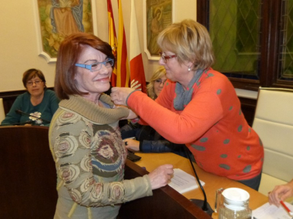 L'Alcaldessa Padrós col·loca la insígnia del municipi a la regidora a Mercè Carreño.