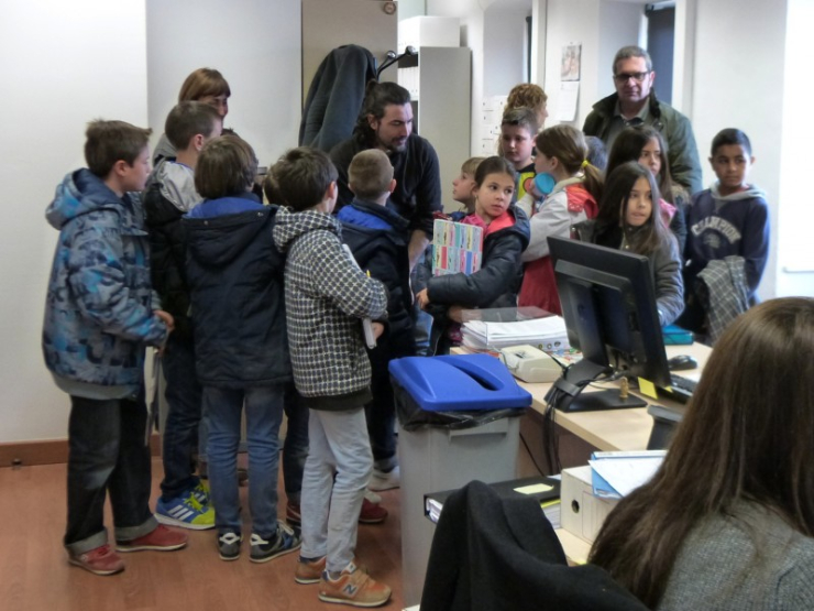 El regidor Tinoco explica les tasques de les àrees d'Administració i Comptabilitat a un grup d'alumnes de l'Escola Marinada.