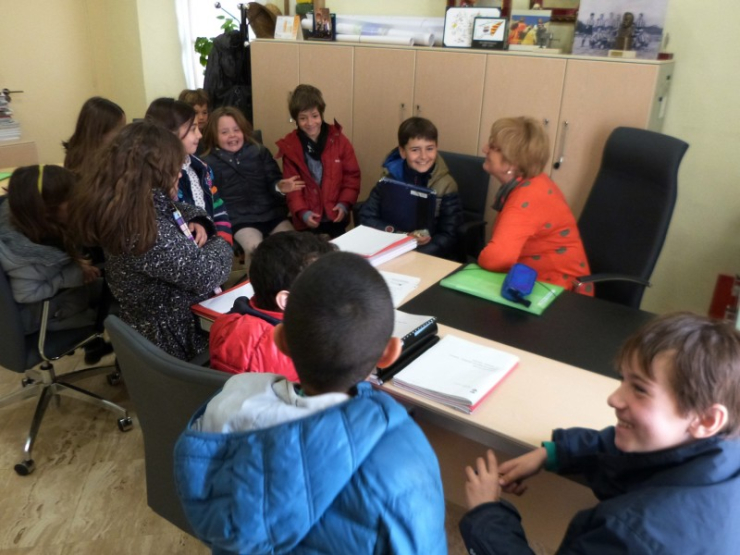 Uns alumnes de l'Escola Marinada amb Teresa Padrós, al despatx d'Alcaldia.