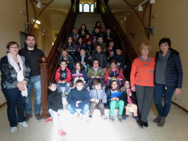 El primer grup de l'Escola Marinada, a l'Escala de la Casa Consistorial.