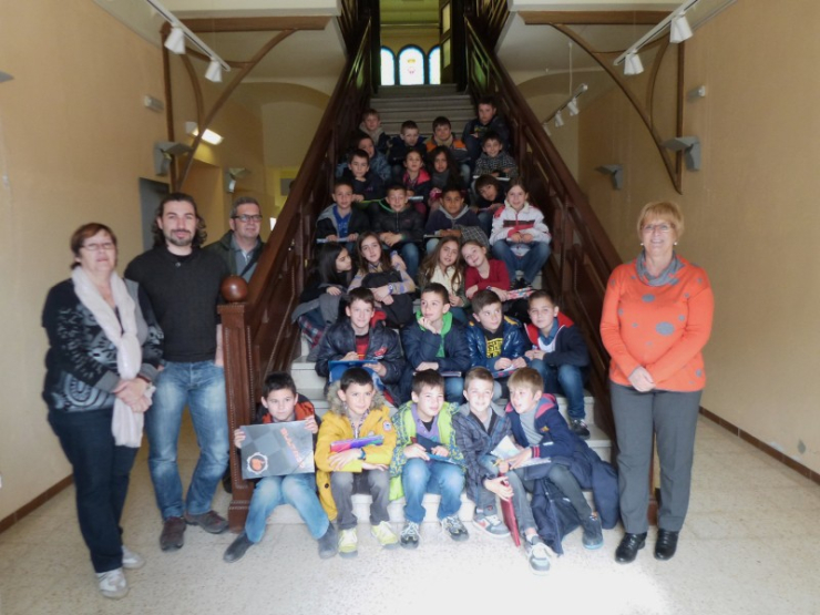 El segon grup de l'Escola Marinada, a l'escala de la Casa Consistorial.