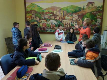 L'Alcaldessa mostra el quadre de Manel Zorrilla als alumnes de l'Escola Marinada.