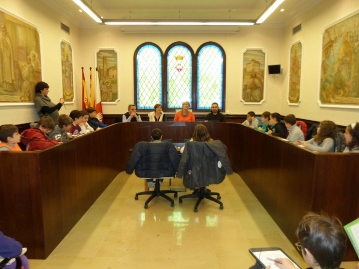 Un dels grups de l'Escola Marinada, a la Sala de Plens i amb Rovira, Sanz, Padrós i Tinoco.