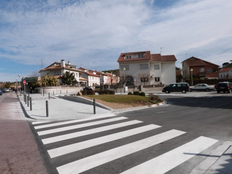 Nova vorera i passos de vianants a la plaça Lluís Companys.