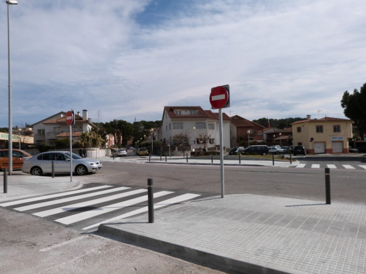 Voreres accessibles en reformar-se la plaça de Lluís Companys.