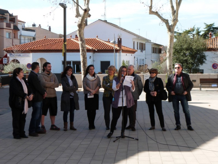 Una de les treballadores de l'Ajuntament ha estat l'encarregada de llegir el manifest del Dia Internacional de les Dones 2015.