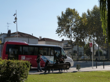 El bus urbà, a la parada del Centre Cívic.