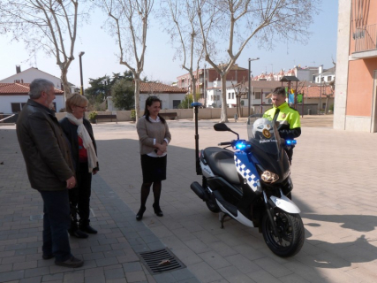 D'esq. a dreta: Joan Gràcia, Teresa Padrós i Àngels Marcuello, amb l'agent de la Policia Local que ha dut la nova moto fins a l'Ajuntament.