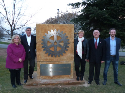 Cabeza, Costa, Padrós, Campistron i Pineda, amb el monument del Rotary Club.