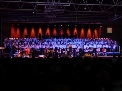 El cor de la cantata de l'obra 'Història del nostre temps'.