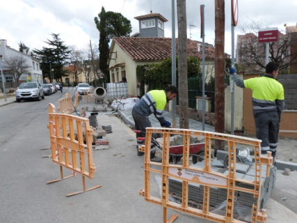Dos dels treballadors contractats amb els Plans d'Ocupació Municipals 2015 i que són dos dels tretze seleccionats en la primera convocatòria.