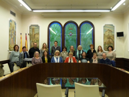 Representants dels centres educatius i les AMPA, amb membres de l'equip de govern municipal i de l'Agència de Salut Pública de Catalunya, en la signatura del manifest.