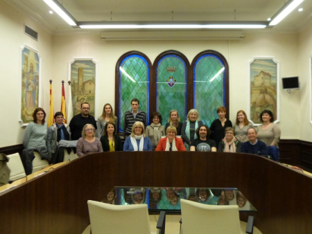 Representants dels centres educatius i les AMPA, amb membres de l'equip de govern municipal i de l'Agència de Salut Pública de Catalunya, en la signatura del manifest.