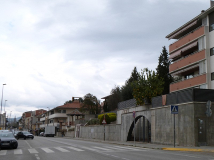A la dreta, tram de l'avinguda Catalunya on es creen onze noves places d'aparcament.