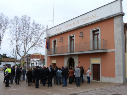 Persones concentrades a la plaça de la Vila per mostrar condol i solidaritat per les víctimes de l'accident aeri del 24 de març.