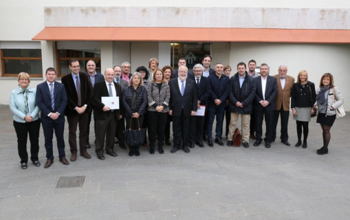 Alcaldes, alcaldesses i edils de diversos municipis amb el president de la Diputació de Barcelona. Fotografia de Xavier Renau/Diputació de Barcelona.