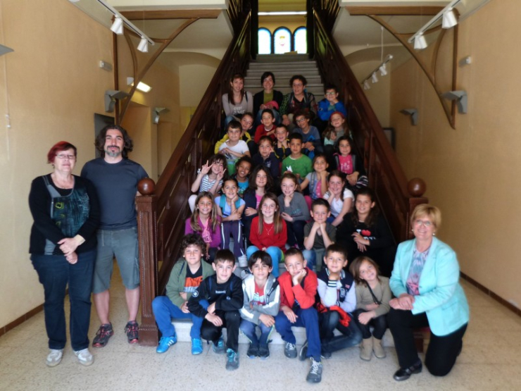 Foto a l'escala amb el 1r grup de l'Escola Palau, amb Sanz, Tinoco i Padrós.