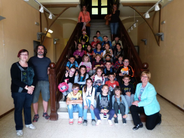 Foto a l'escala amb el 2n grup de l'Escola Palau, amb Sanz, Tinoco i Padrós.