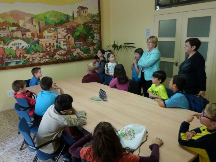 Alumnes de l'Escola Palau admiren el quadre de Zorrilla, amb Padrós i Sanz.