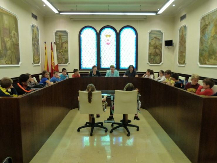 Alumnes de l'Escola Palau a la Sala de Plens i acompanyats per Carme Sanz, Teresa Padrós i Joan Carles Tinoco.