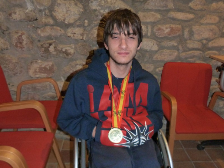 Arnau Serrats, jugador palauenc de la Selecció Catalana de Bàsquet en Cadira de Rodes en Edat Escolar, equip campió d'Espanya.