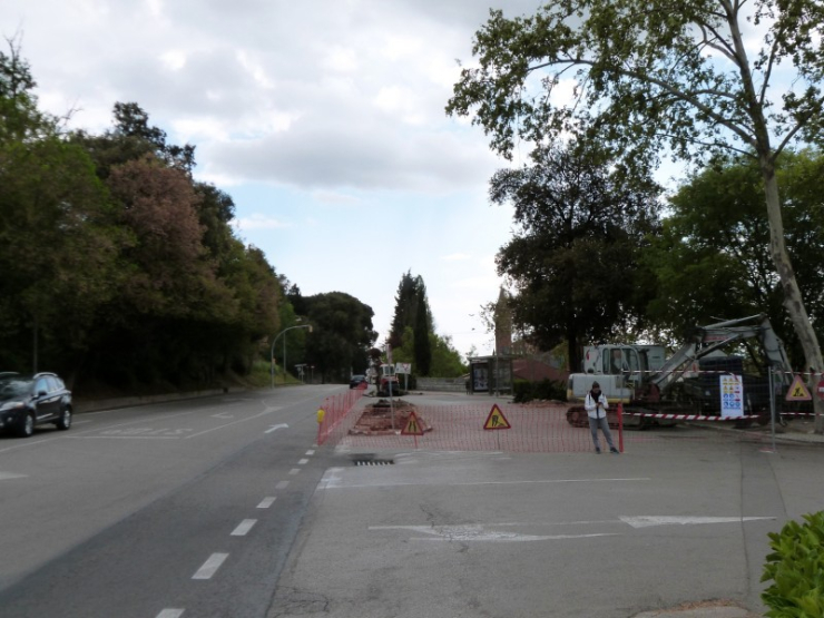 S'elimina el carril d'incorporació per crear una àmplia vorera, lloc on quedarà ubicada definitivament la parada de l'Alzina.