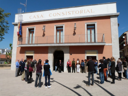 Concentració a la plaça de la Vila en solidaritat amb les víctimes de l'agressió a l'Institut Joan Fuster, de Barcelona.