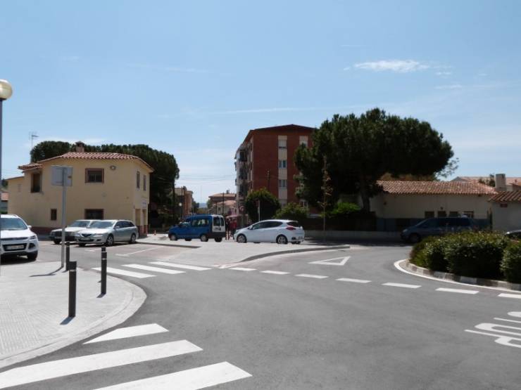 A la remodelada plaça Lluís Companys s'hi ha creat una nova vorera i s'hi han pintat els passos de vianants i la senyalització correspondent.