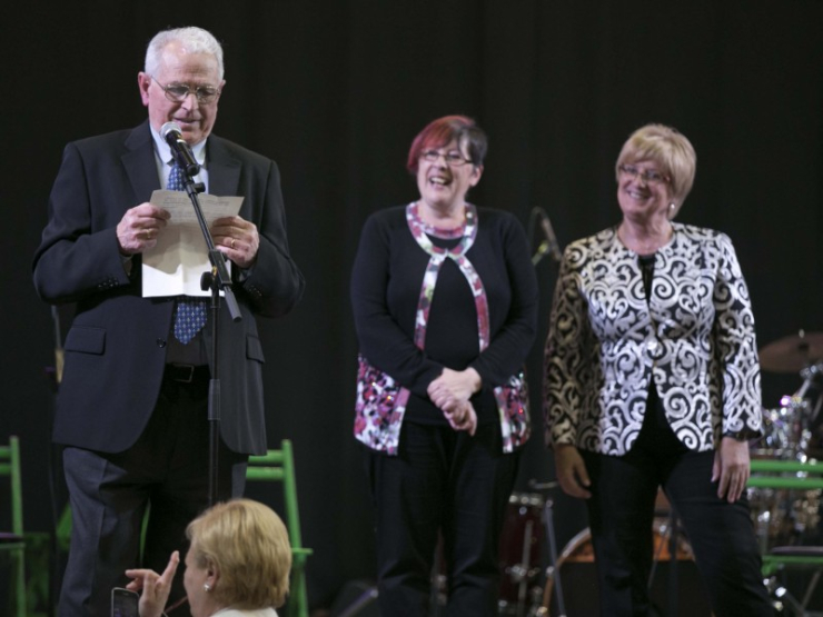 Festa de la Gent Gran. Francesc Marsal, president del Casal de la Gent Gran, es dirigeix als assistents. Imatge presa per Miquel Monfort per encàrrec de l'Ajuntament de Palau-solità i Plegamans.