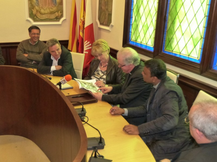 L'Alcaldessa ha regalat al Bisbe de Terrassa tres llibres vinculats al municipi. En la imatge, miren un exemplar de 'Temps era temps'.