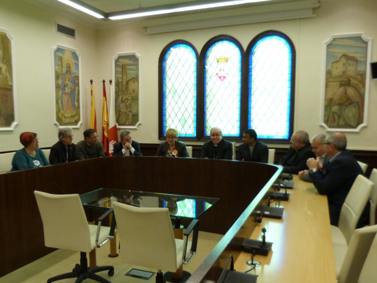 El Bisbe de Terrassa, Josep Àngel Saiz, acompanyat de l'Alcaldessa Teresa Padrós, el rector Prakash Chukka i edils de l'Ajuntament.