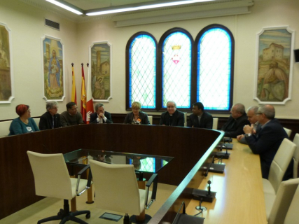El Bisbe de Terrassa, Josep Àngel Saiz, acompanyat de l'Alcaldessa Teresa Padrós, el rector Prakash Chukka i edils de l'Ajuntament.
