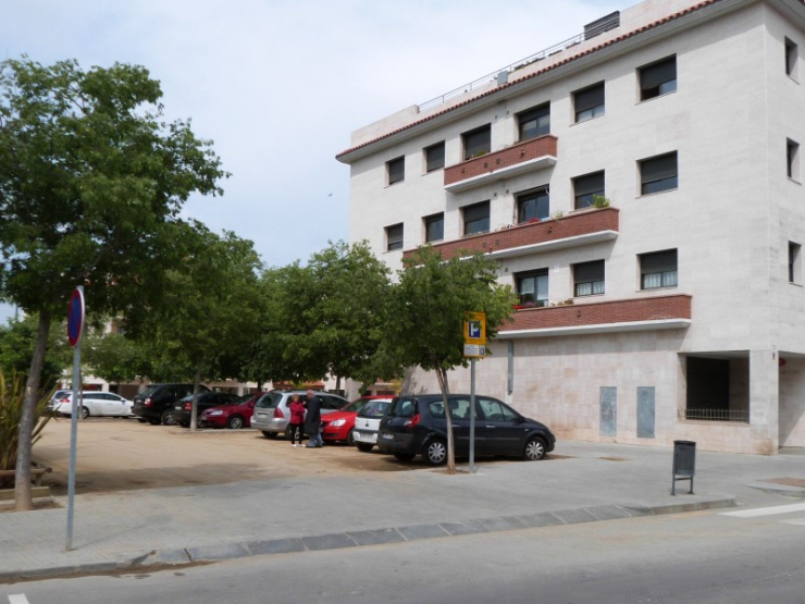 Aparcament de la plaça de Ca l'Estruch.