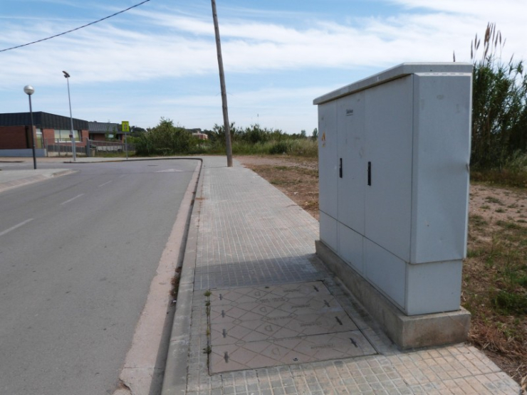 L'armari de connexions sabotejat a principis de maig es troba al c. Sant Roc, molt a prop de l'Escola Palau.