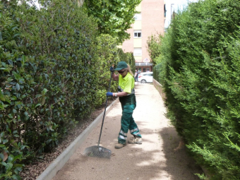 Treballadora contractada mitjançant els Plans d'Ocupació Municipals.