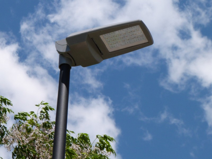 Detall d'una de les llumeneres LED del Pla de l'Alzina.