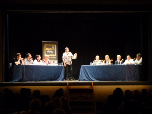 Els i les alcaldables i el moderador Eduard Garcia, al debat electoral de Ràdio Palau de 2015